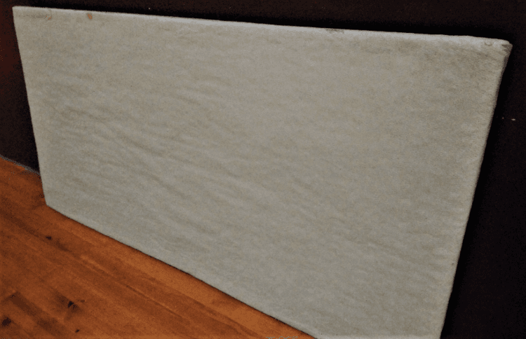 Intérieur d’un dojo ancien avec tatamis